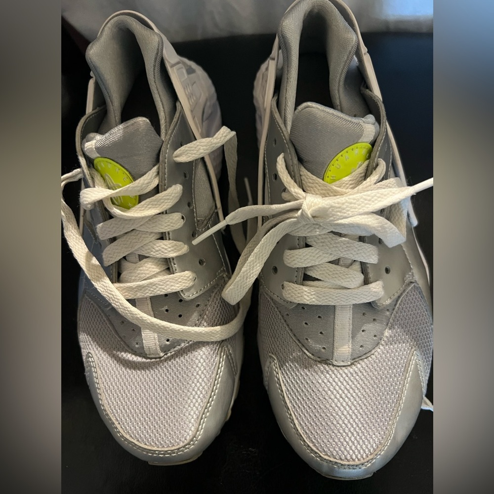 Used Nike Huarache sz 5.5 boys